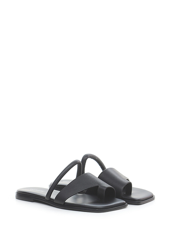 Flat sandal