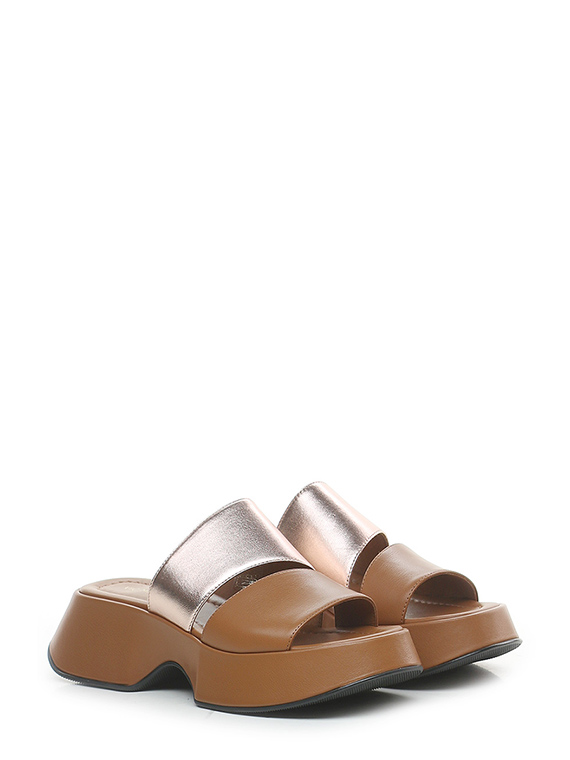 Flat sandal