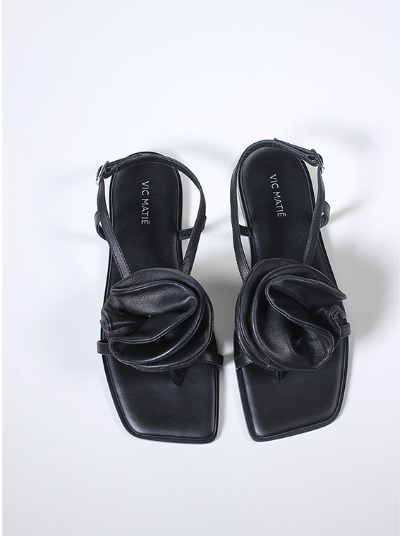 Flat sandal