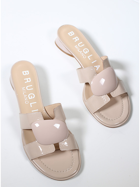 Flat sandal