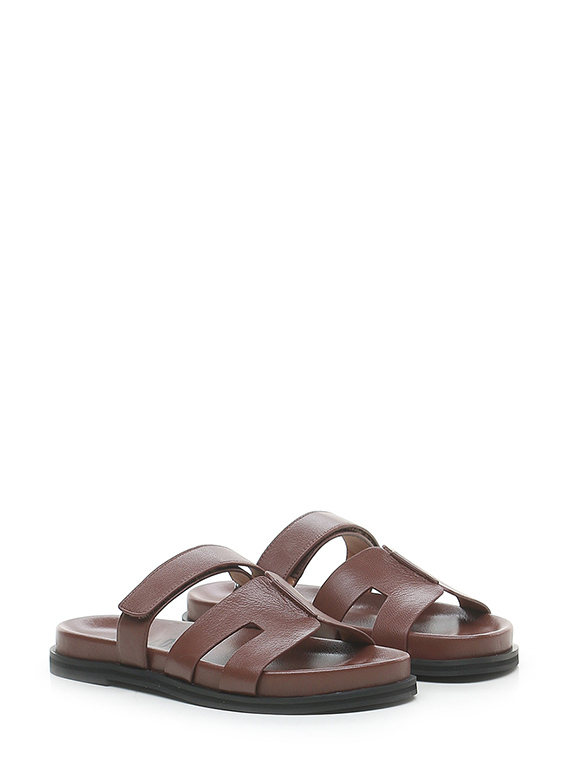 Flat sandal